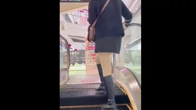 兄弟出差我带她老婆商场购物在试衣间操她好刺激