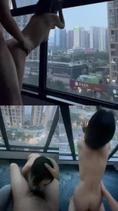 趴在落地窗边看窗外人来人往